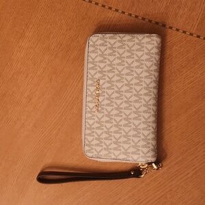 L Michael Kors Zip Wallet Wristlet